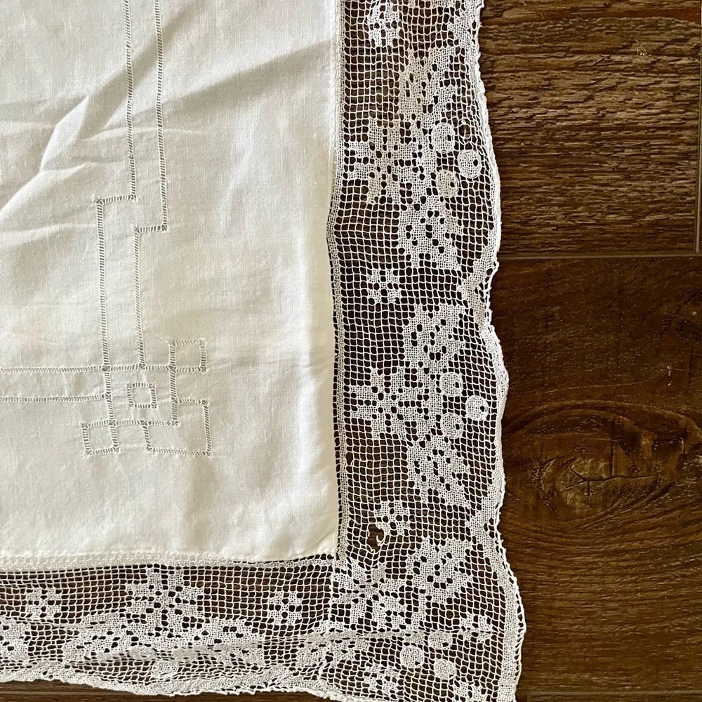 White Lace Trimmed Tablecloth 22/24 inches